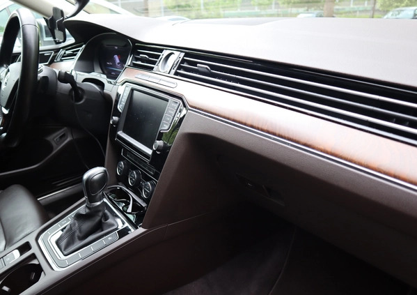Volkswagen Passat cena 97500 przebieg: 150000, rok produkcji 2016 z Katowice małe 466